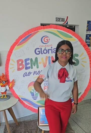 Professora do Colégio Glória na recepção de boas-vindas